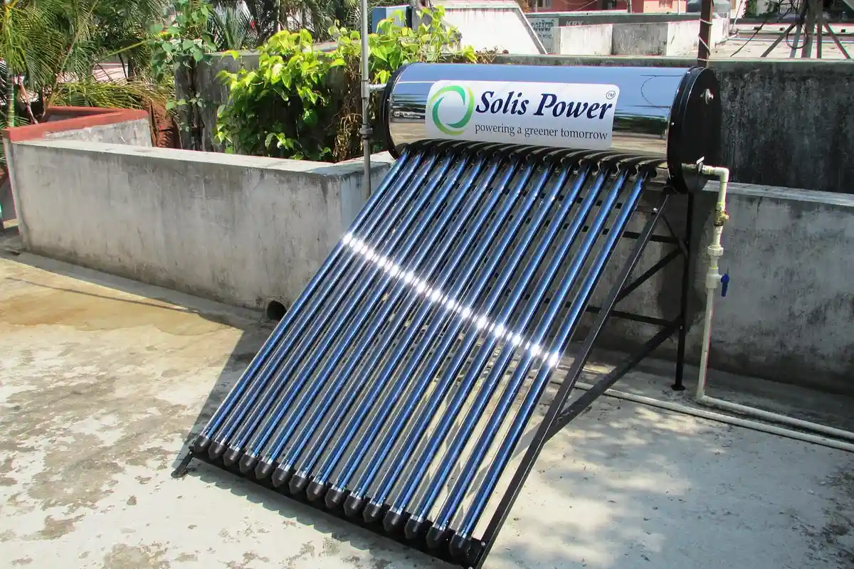 Solar thermal heating system with evacuated tubes and a rooftop storage tank labeled Solis Power