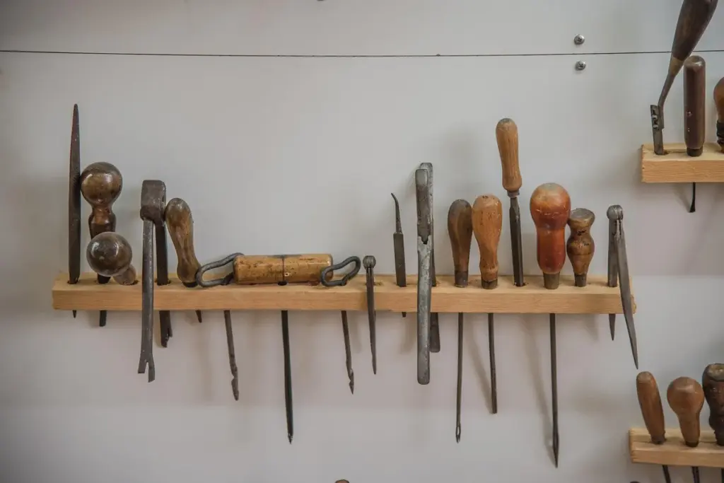 How Do You Build a Garage Workbench That’s Solid, Sorted, and Sized Right?